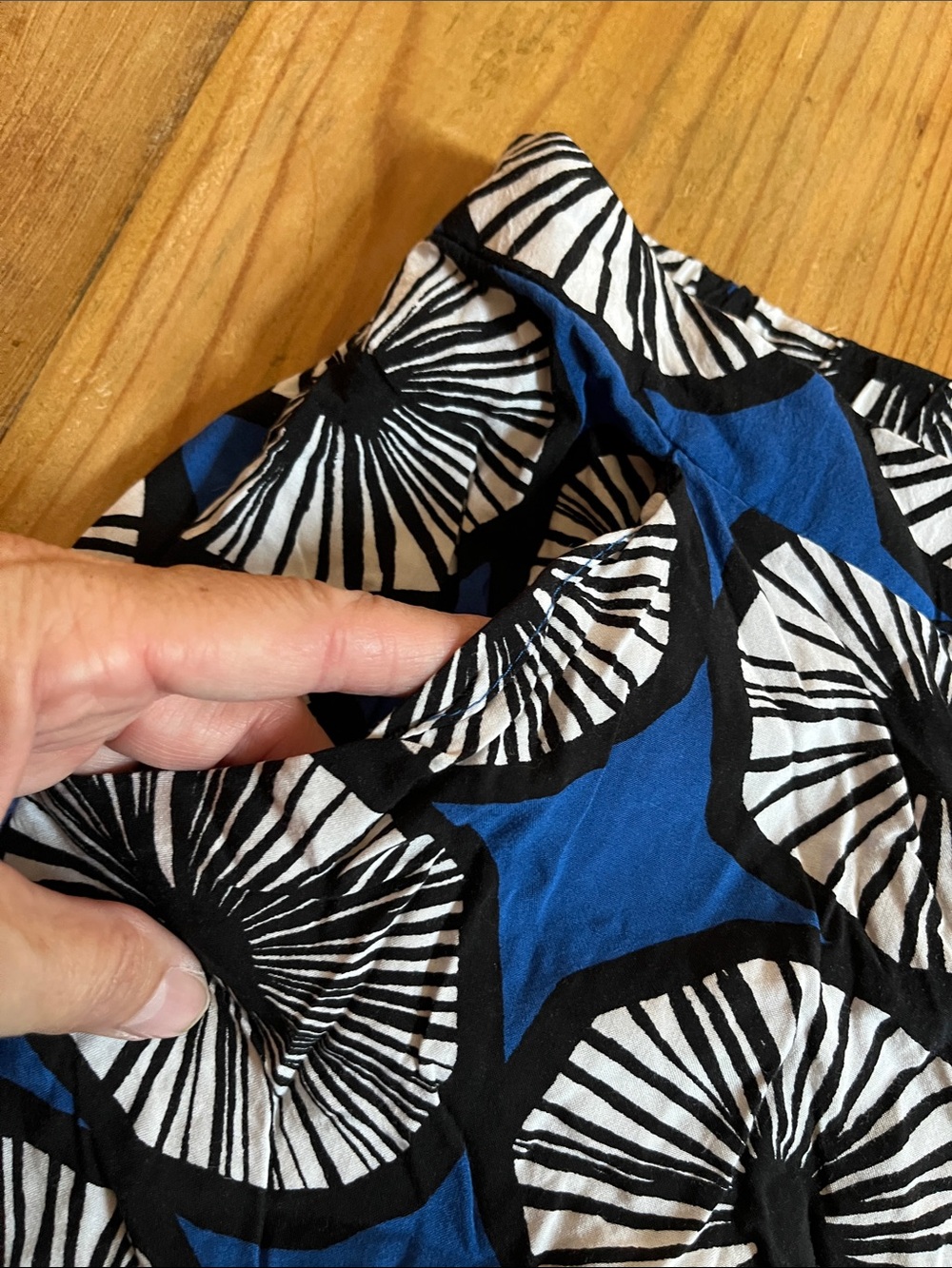 MARIMEKKO M Blue Printed Rayon Shorts Pockets - Picture 3 of 5